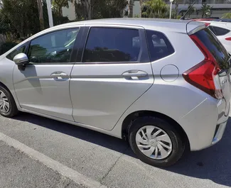 Alquiler de coches Honda Fit 2018 en Chipre, con ✓ combustible de Gasolina y 98 caballos de fuerza ➤ Desde 18 EUR por día.