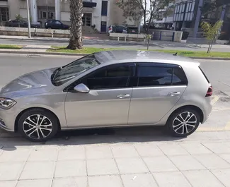 Přední pohled na pronájem Volkswagen Golf 7 v Limassolu, Kypr ✓ Auto č. 16364. ✓ Převodovka Automatické TM ✓ Recenze 0.