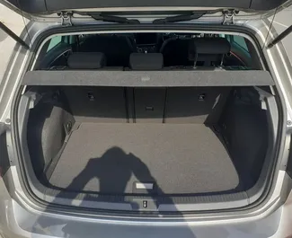 Volkswagen Golf 7 2022 k dispozici k pronájmu v Limassolu, s omezením ujetých kilometrů neomezené.