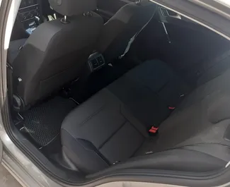 Interiér Volkswagen Golf 7 k pronájmu na Kypru. Skvělé auto s 5 sedadly a převodovkou Automatické.