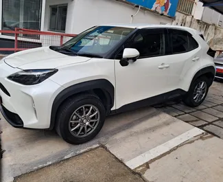 Přední pohled na pronájem Toyota Yaris Cross v Limassolu, Kypr ✓ Auto č. 16350. ✓ Převodovka Automatické TM ✓ Recenze 0.