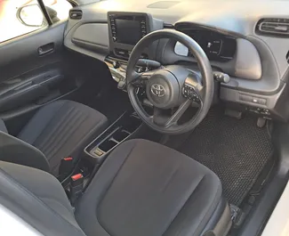 Toyota Aqua interjöör rentimiseks Küprosel. Suurepärane 5-kohaline auto Automaatne käigukastiga.