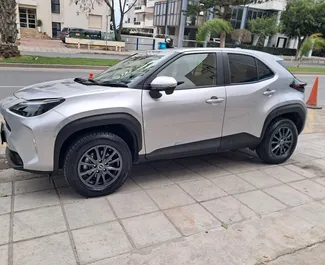 Přední pohled na pronájem Toyota Yaris Cross v Limassolu, Kypr ✓ Auto č. 16349. ✓ Převodovka Automatické TM ✓ Recenze 0.