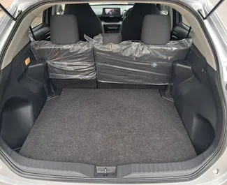 Toyota Yaris Cross 2025 k dispozici k pronájmu v Limassolu, s omezením ujetých kilometrů neomezené.