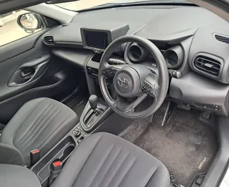 Interiér Toyota Yaris Cross k pronájmu na Kypru. Skvělé auto s 5 sedadly a převodovkou Automatické.