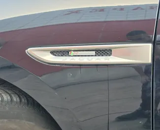 in 바에서 대여 가능한 디젤 2.0L 엔진의 Jaguar F-PACE 2021.