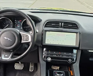 in 바에서 사용 가능한 사륜구동 시스템이 장착된 Jaguar F-PACE 2021.