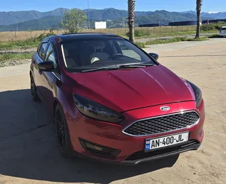 Ford Focus kiralama. Konfor Türünde Araç Kiralama Gürcistan'da ✓ Depozitosuz ✓ TPL, CDW, Depozito Yok sigorta seçenekleri.