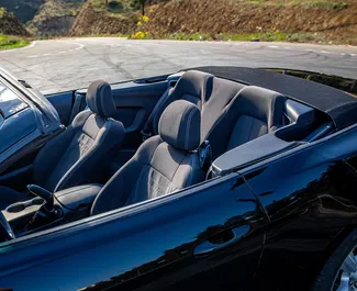 Ford Mustang Cabrio 2018 automobilio nuoma Gruzijoje, savybės ✓ Benzinas degalai ir 315 arklio galios ➤ Nuo 178 GEL per dieną.