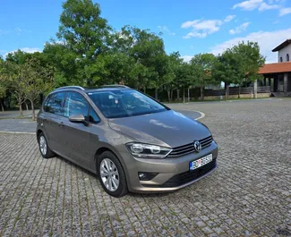ブドヴァにてでのレンタル用Volkswagen Golf Sportsvan 2019のディーゼル 2.0Lエンジン。
