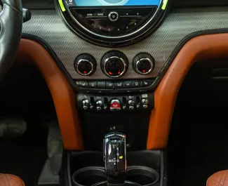Interiér Mini Countryman Cooper S k pronájmu v Gruzii. Skvělé auto s 5 sedadly a převodovkou Automatické.