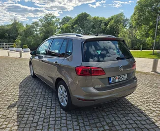 モンテネグロにてでレンタル可能なVolkswagen Golf Sportsvanの内装。5人乗りで、自動トランスミッション付きの素晴らしい車です。