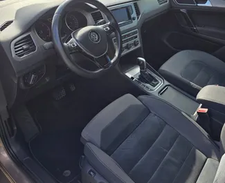 Volkswagen Golf Sportsvanのレンタル。モンテネグロにてでの快適さ, ミニバンカーレンタル ✓ 保証金なし ✓ TPL, 乗客数, デポジットなしの保険オプション付き。