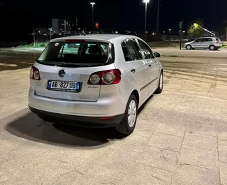 Volkswagen Golf Plus 2008 automašīnas noma Albānijā, iezīmes ✓ Benzīns degviela un  zirgspēki ➤ Sākot no 30 EUR dienā.