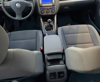 Benzīns 1,6L dzinējs Volkswagen Golf 5 2008 nomai Tirānā.