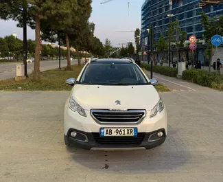 Predný pohľad na prenajaté auto Peugeot 2008 v v Tirane, Albánsko ✓ Auto č. 16488. ✓ Prevodovka Automatické TM ✓ Hodnotenia 0.
