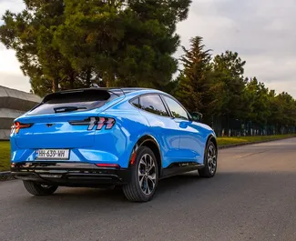 Interiér Ford Mustang Mach E k pronájmu v Gruzii. Skvělé auto s 5 sedadly a převodovkou Automatické.