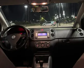 Benzīns 1,4L dzinējs Volkswagen Golf Plus 2008 nomai Tirānā.
