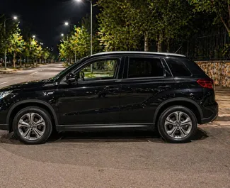 Nomas automašīnas priekšskats Suzuki Vitara pie Tirānas lidostas, Albānija ✓ Automašīna #16308. ✓ Pārnesumu kārba Rokasgrāmata TM ✓ Atsauksmes 0.