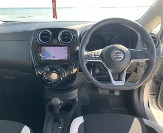 Nissan Note 2019 k dispozici k pronájmu v Larnace, s omezením ujetých kilometrů neomezené.