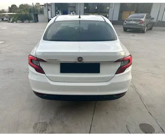 Přední pohled na pronájem Fiat Egea na letišti Antalya, Turecko ✓ Auto č. 16250. ✓ Převodovka Manuální TM ✓ Recenze 0.