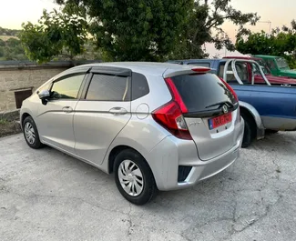 Vista frontal de un Honda Fit de alquiler en Limassol, Chipre ✓ Coche n.º 16365. ✓ Automático TM ✓ 0 opiniones.