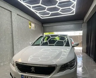 Přední pohled na pronájem Peugeot 301 na letišti Tirana, Albánie ✓ Auto č. 13643. ✓ Převodovka Manuální TM ✓ Recenze 0.