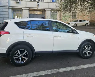 Pronájem Toyota Rav4. Auto typu Komfort, SUV, Crossover k pronájmu v Gruzii ✓ Vklad 100 GEL ✓ Možnosti pojištění: TPL, FDW, Cestující, Krádež.