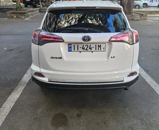 Toyota Rav4 2018 k dispozici k pronájmu v Kutaisi, s omezením ujetých kilometrů neomezené.