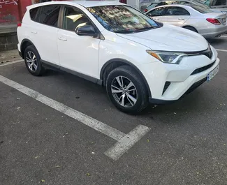 Interiér Toyota Rav4 k pronájmu v Gruzii. Skvělé auto s 5 sedadly a převodovkou Automatické.