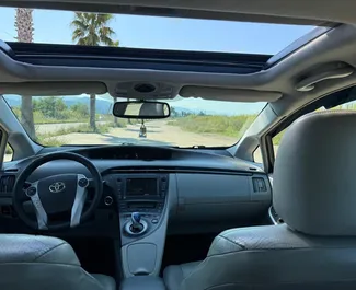 Toyota Prius kiralama. Ekonomi, Konfor Türünde Araç Kiralama Gürcistan'da ✓ Depozitosuz ✓ TPL, CDW, Depozito Yok sigorta seçenekleri.