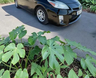 Toyota Prius 2012 için kiralık Hibrit 1,8L motor, Batum'da.