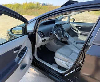 Toyota Prius 2012 araç kiralama Gürcistan'da, ✓ Hibrit yakıt ve 120 beygir gücü özellikleriyle ➤ Günde başlayan fiyatlarla 100 GEL.