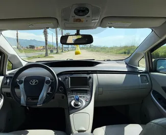 Toyota Prius 2012 araç kiralama Gürcistan'da, ✓ Hibrit yakıt ve 120 beygir gücü özellikleriyle ➤ Günde başlayan fiyatlarla 100 GEL.