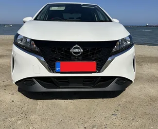 Nissan Note 2022 k dispozici k pronájmu v Larnace, s omezením ujetých kilometrů neomezené.
