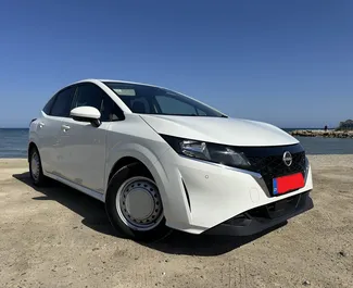 Interiér Nissan Note k pronájmu na Kypru. Skvělé auto s 5 sedadly a převodovkou Automatické.