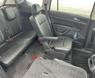 Innenraum von Volkswagen Atlas zur Miete in Georgien. Ein großartiges 6-Sitzer Fahrzeug mit Automatisch Getriebe.