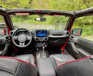 Двигатель Бензин 3,6 л. – Арендуйте Jeep Wrangler в Тбилиси.