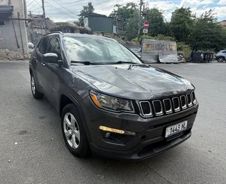 Jeep Compass kiralama. Konfor, Crossover Türünde Araç Kiralama Gürcistan'da ✓ Depozitosuz ✓ FDW sigorta seçenekleri.