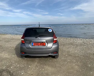 ラルナカにて、キプロスにてでのNissan Note #7105 自動カーレンタル、1.2Lエンジン搭載 ➤ マキシムから。