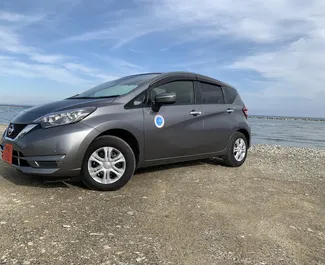 キプロスにてでのNissan Note 2019カーレンタル、特徴は✓ガソリン燃料と120馬力 ➤ 1日あたり25 EURからスタート。