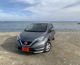 ラルナカにてでのレンタル用Nissan Note 2019のガソリン 1.2Lエンジン。