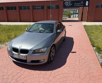 몬테네그로에서에서 대여 가능한 BMW 3-series Cabrio의 인테리어. 매뉴얼 변속기가 장착된 멋진 4인승 차량입니다.
