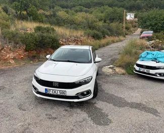 Fiat Egea 2024 automašīnas noma Turcijā, iezīmes ✓ Benzīns degviela un 90 zirgspēki ➤ Sākot no 40 USD dienā.