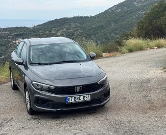 Predný pohľad na prenajaté auto Fiat Egea v v Alanyi, Turecko ✓ Auto č. 16404. ✓ Prevodovka Manuálne TM ✓ Hodnotenia 0.