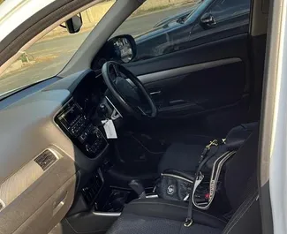 Mitsubishi Outlander 2018 disponible para alquilar en Limassol, con límite de millaje de ilimitado.