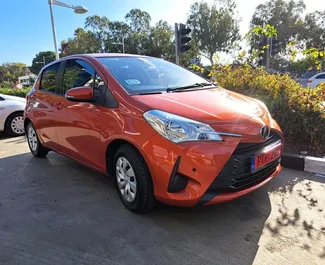 Priekinė automobilio, kurį nuomojate Toyota Vitz Limasolyje, Kipras vaizdas ✓ Automobilis #10990. ✓ Pavarų dėžė Automatinis TM ✓ Atsiliepimai 0.