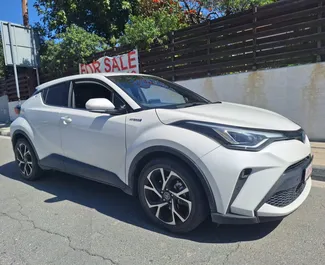 Toyota C-HR 2020 automobilio nuoma Kipre, savybės ✓ Hibridinis degalai ir 120 arklio galios ➤ Nuo 42 EUR per dieną.