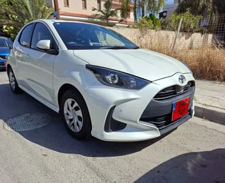 Priekinė automobilio, kurį nuomojate Toyota Yaris Limasolyje, Kipras vaizdas ✓ Automobilis #16458. ✓ Pavarų dėžė Automatinis TM ✓ Atsiliepimai 0.