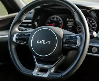 Interiér Kia K5 k pronájmu v Gruzii. Skvělé auto s 5 sedadly a převodovkou Automatické.